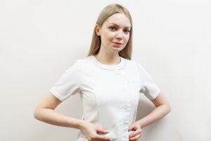 脂肪溶解注射について説明する看護師