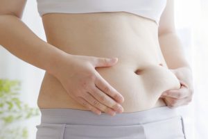 お腹のお肉が気になる女性