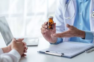 薬の説明を受ける女性