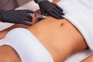 脂肪吸引注射をしている女性