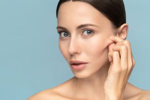 頬のたるみが気になる女性