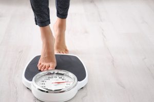 体重計に乗っている女性