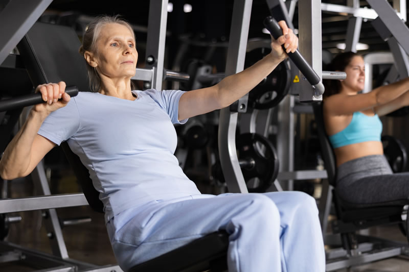 筋トレしている女性