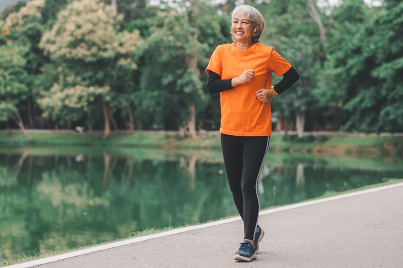 ウォーキングしている女性