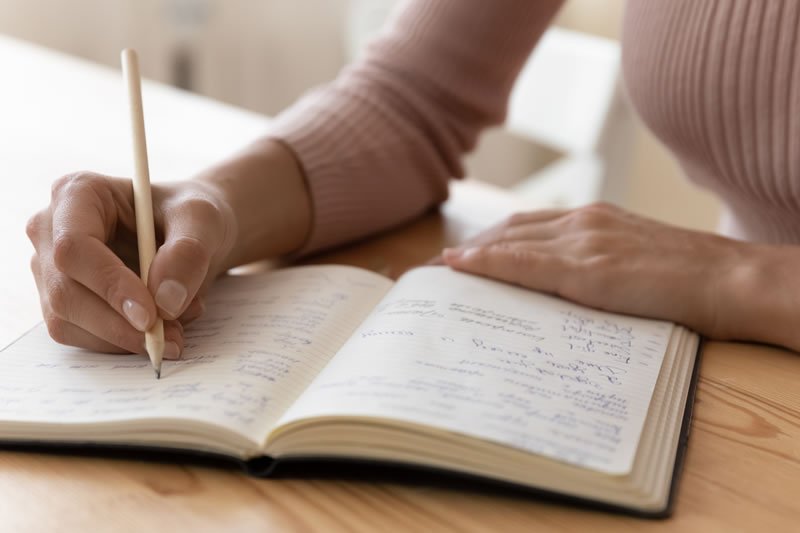 ダイエットに記録をつけている女性