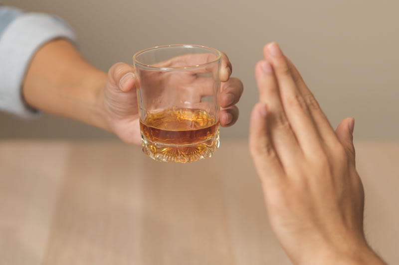 断酒している女性