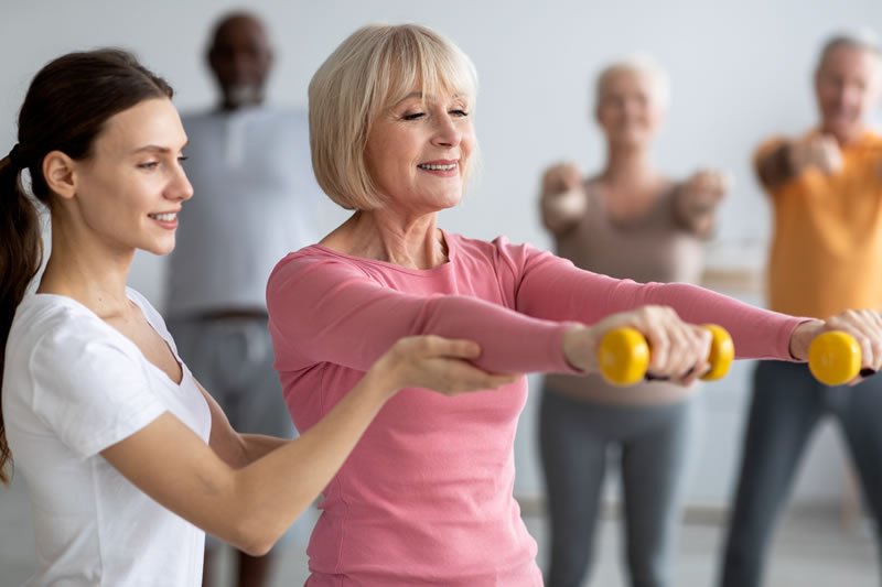 運動している女性