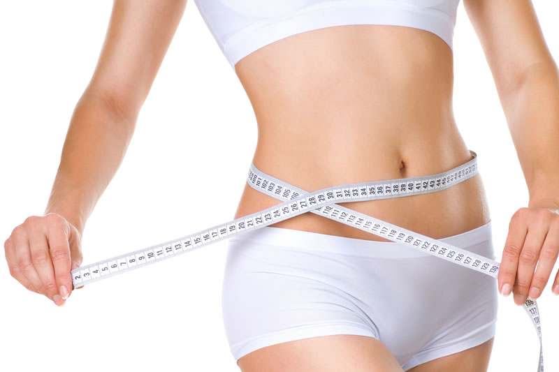 腹囲を測っている女性