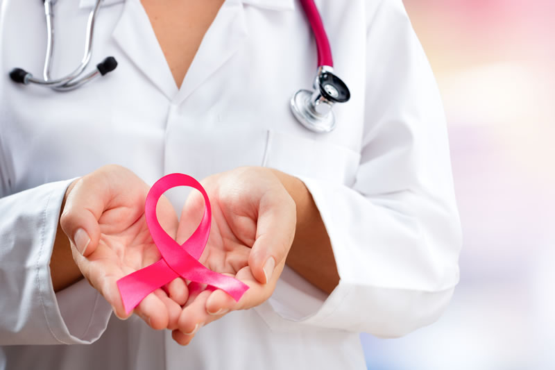 乳がんについて説明している医師