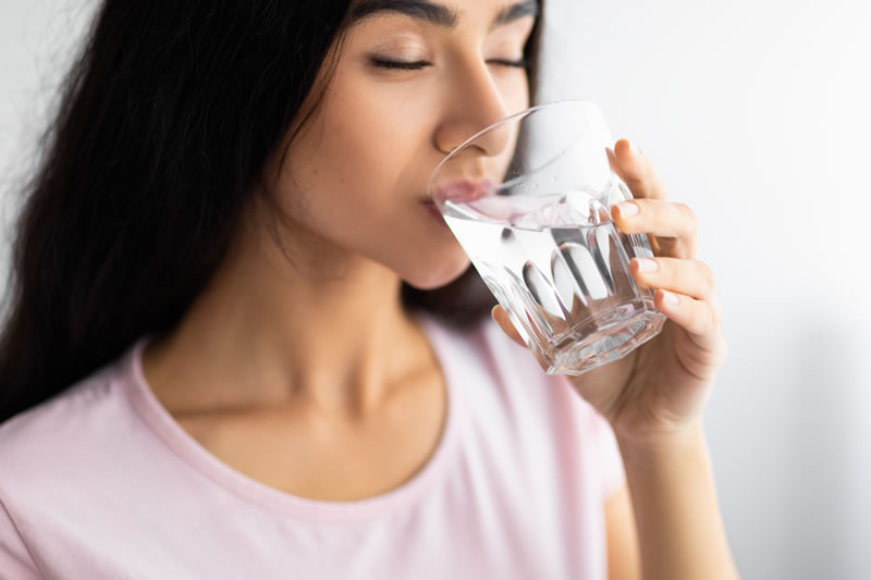 水を飲んでいる女性