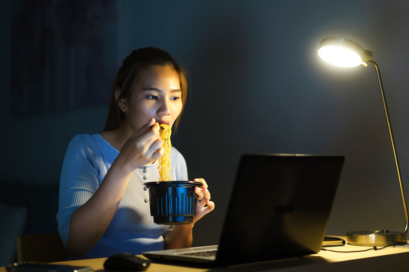 夜食を食べている女性