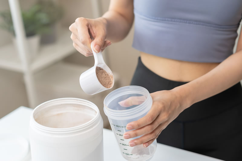 プロテインを飲む女性