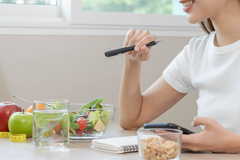 炭水化物ダイエットをしている女性