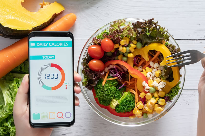 カロリーの計算をしている女性