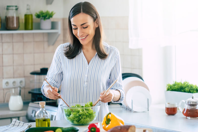 サラダを食べている女性
