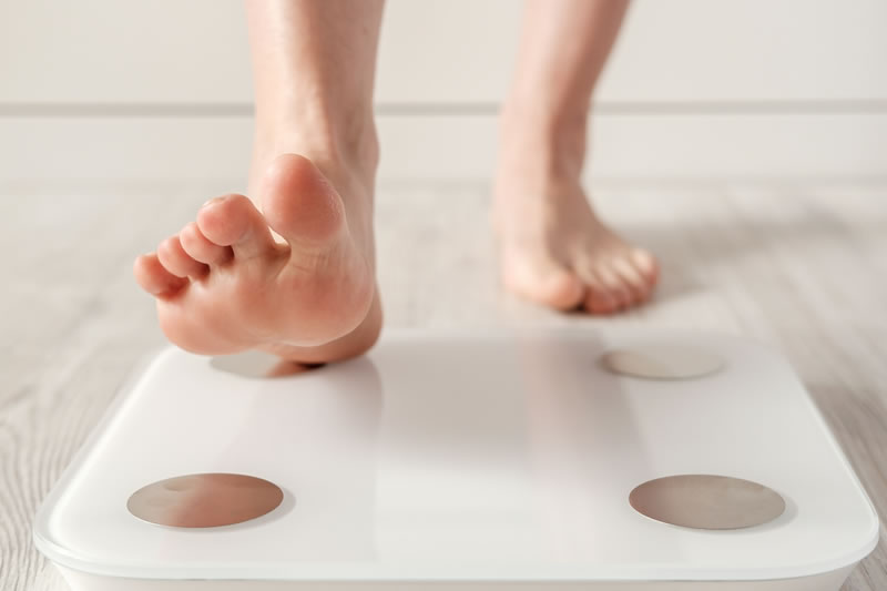 体脂肪を測る女性