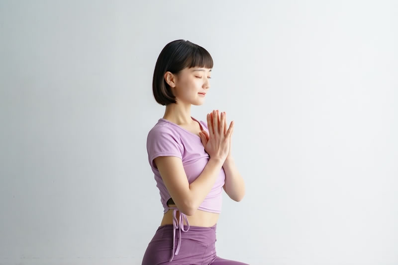 合唱のポーズをしている女性