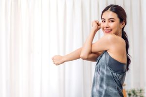 ストレッチしている30代女性