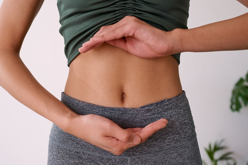 ぽっこりお腹の原因は？簡単にへこます方法や、ぽっこりお腹改善のためのポイントをご紹介