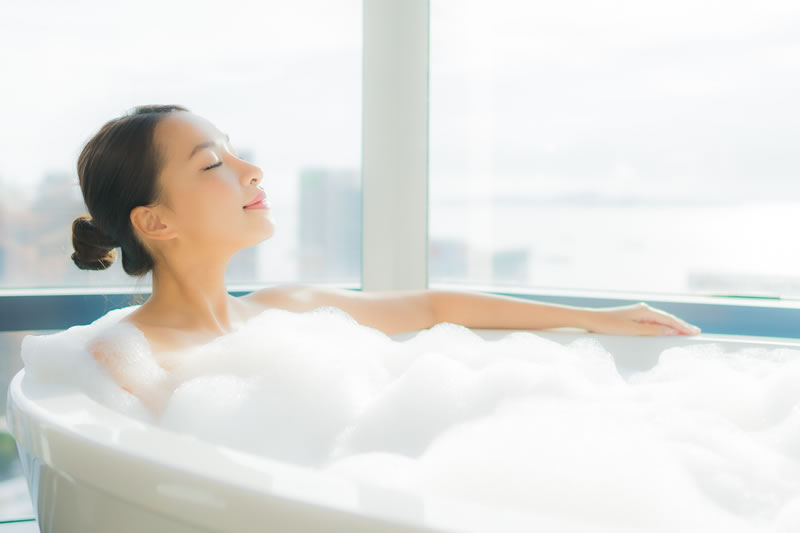 お風呂に使っている女性
