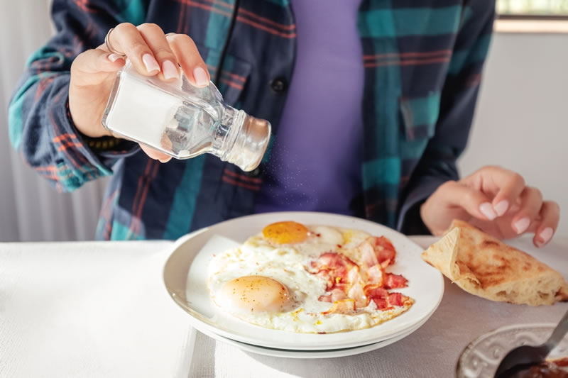 塩分を摂取取りすぎている女性