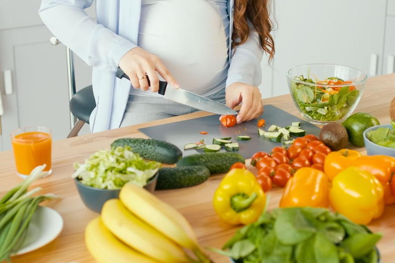 バランスのいい食事を作っている女性