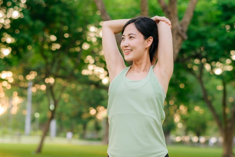 ストレッチをしている女性