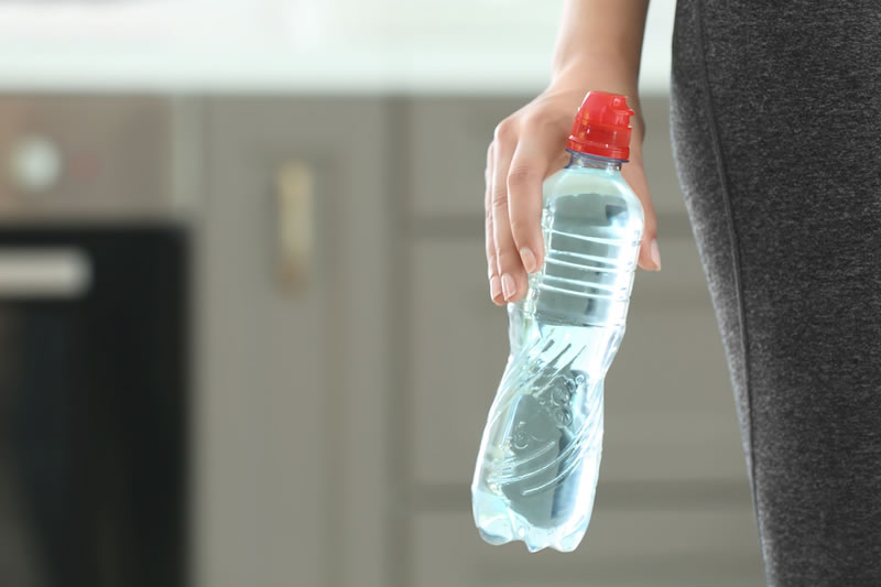 運動後に水を手に持っている女性