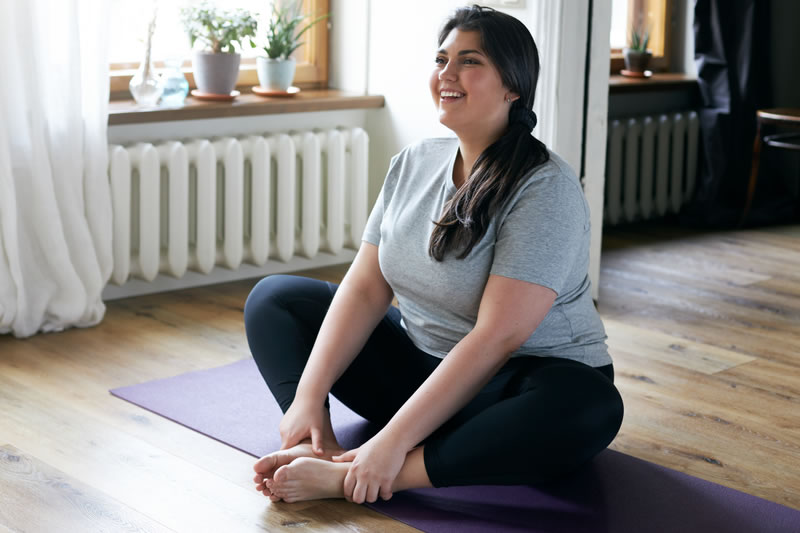 ストレッチをして痩せようとしている女性