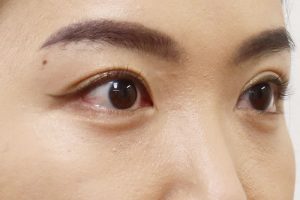 女性の目元のアップ