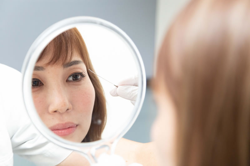 片目だけブジーを当てている女性