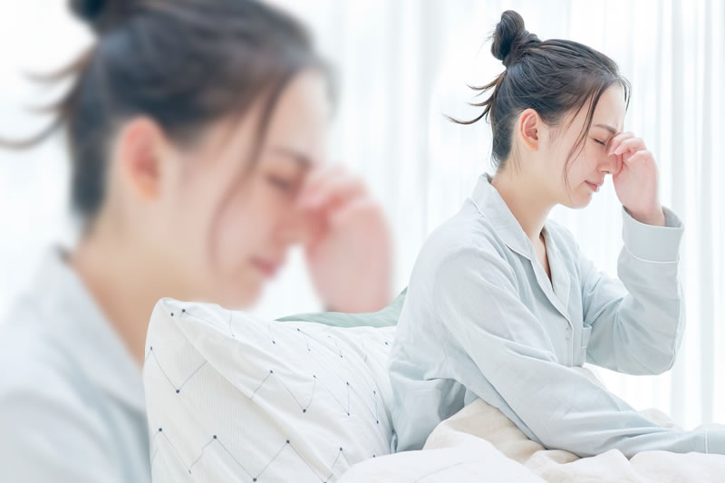 目が痛い女性