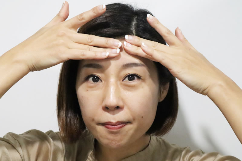 眼瞼下垂を気にする女性