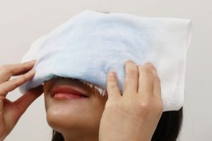 医師が教えるダウンタイム中の過ごし方｜冷やし方・寝る姿勢・飲酒・傷のケア