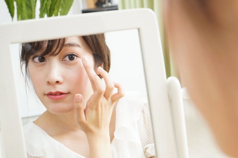 二重のりで自然な二重を作るための下準備をする女性