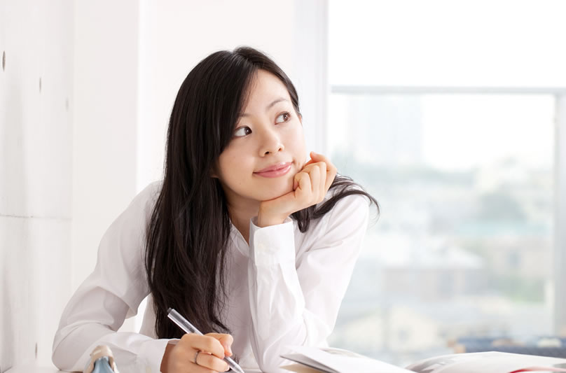 頬づえをする女性