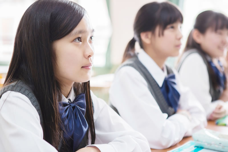 授業を受けている中学生のイメージ