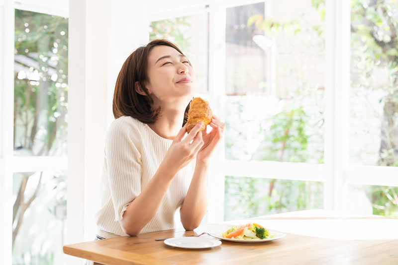 日常生活を送る女性