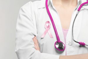 ピンクリボンを付けた女医
