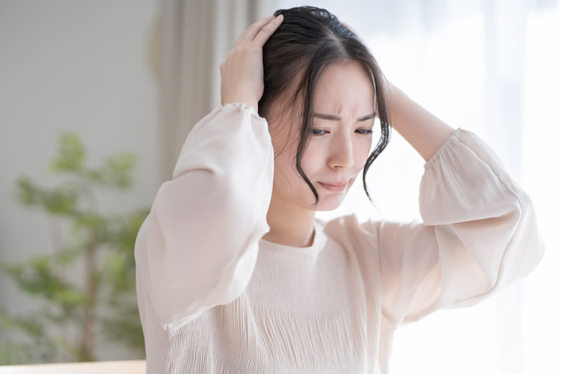 悩んでいる女性