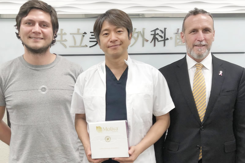 Establishment Labs社の社員と共立美容外科の医師