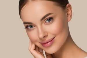 こちら向いている綺麗な女性