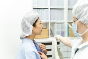 これからヒアルロン酸豊胸を受ける女性