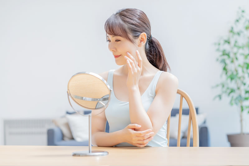しわを気にする30代の女性