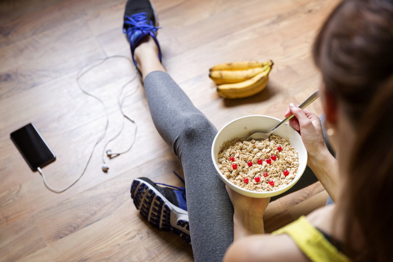 オートミールを食べる女性