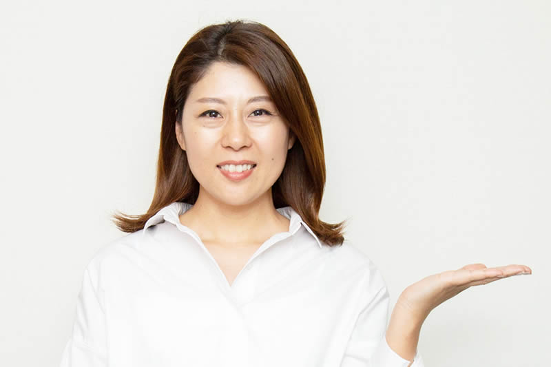 シカクリームをお勧めする女性