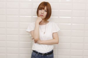 セラミック矯正を受けるか迷っている女性
