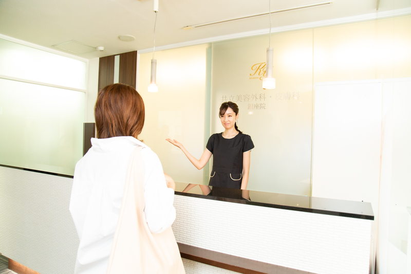 ヒアルロン酸豊胸を案内する受付スタッフ