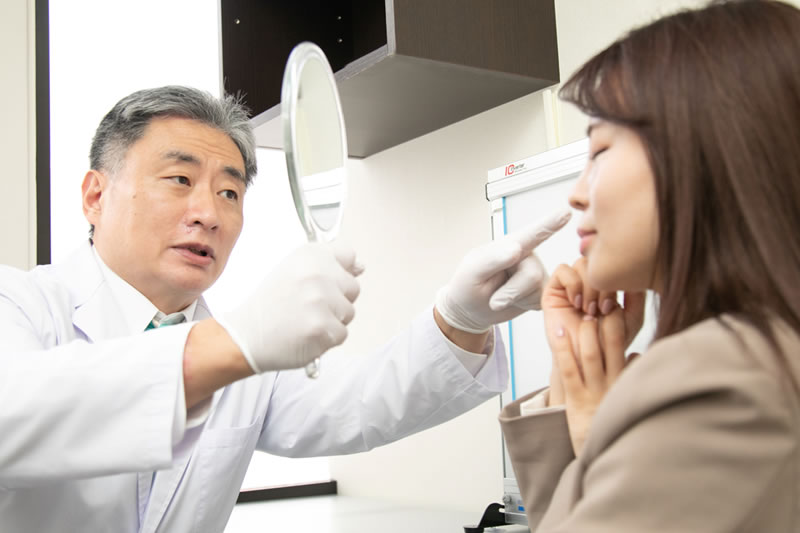 ヒト幹細胞のリスクを患者に説明する医師
