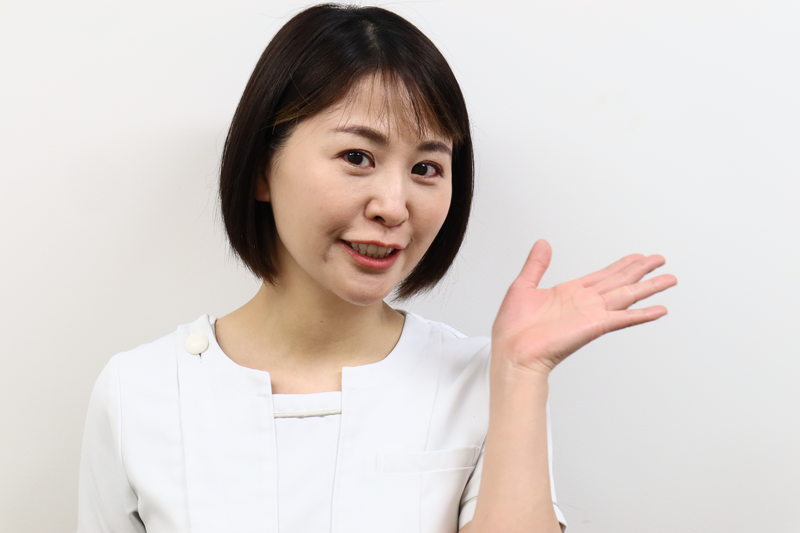 プロテーゼの手術が向いている人を説明する看護師